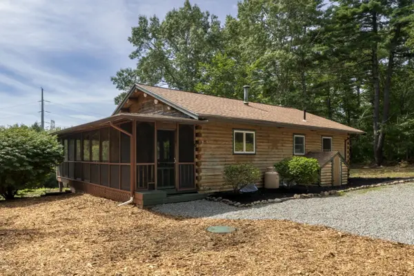 25 Old Center St, Carver, MA 02330