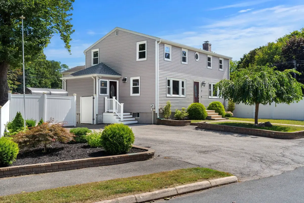2 Ash St, Amesbury, MA 01913 - #1