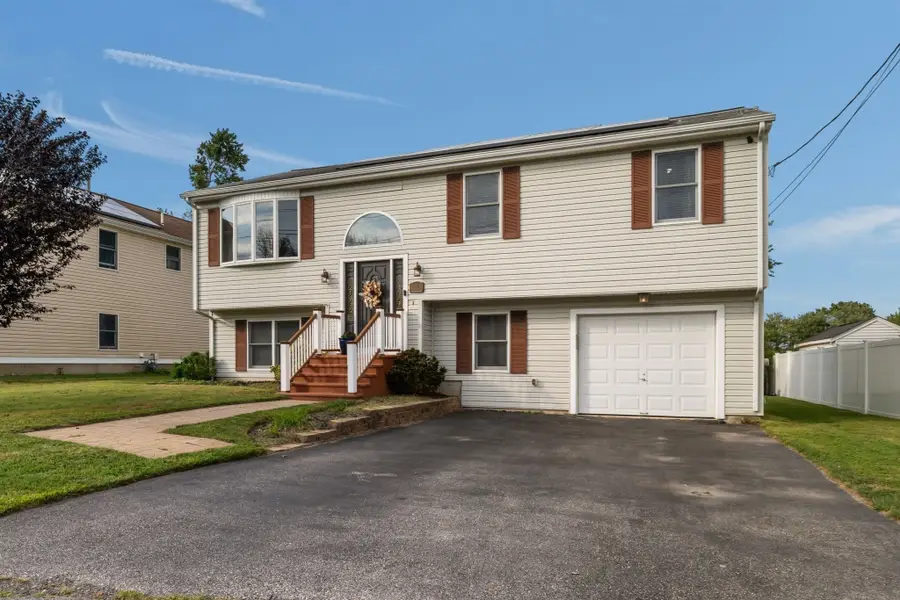 52 Family Dr, Fall River, MA 02721 - #2