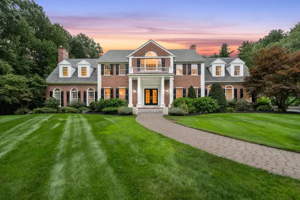 40 Grandview Rd, Chelmsford, MA 01824