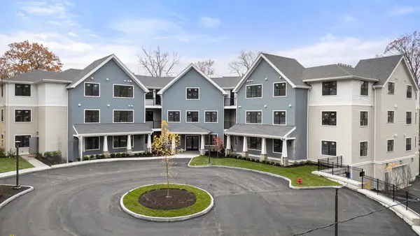 16 Stearns Rd #304, Wellesley, MA 02482