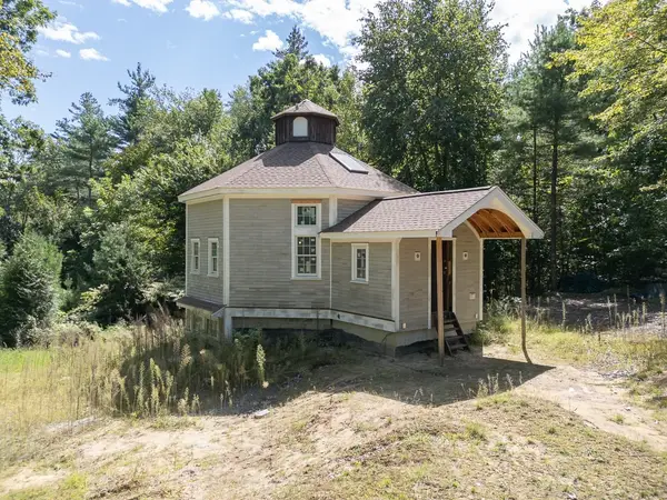 12 Cranberry St, Pepperell, MA 01463