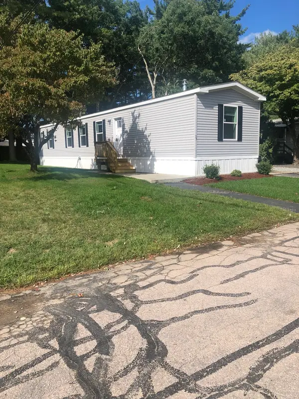 35 Woodchip Sq, North Attleboro, MA 02760