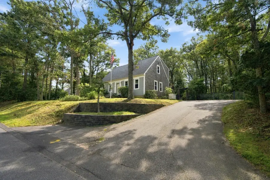 16 Gunters Ln, Mashpee, MA 02649 - #2