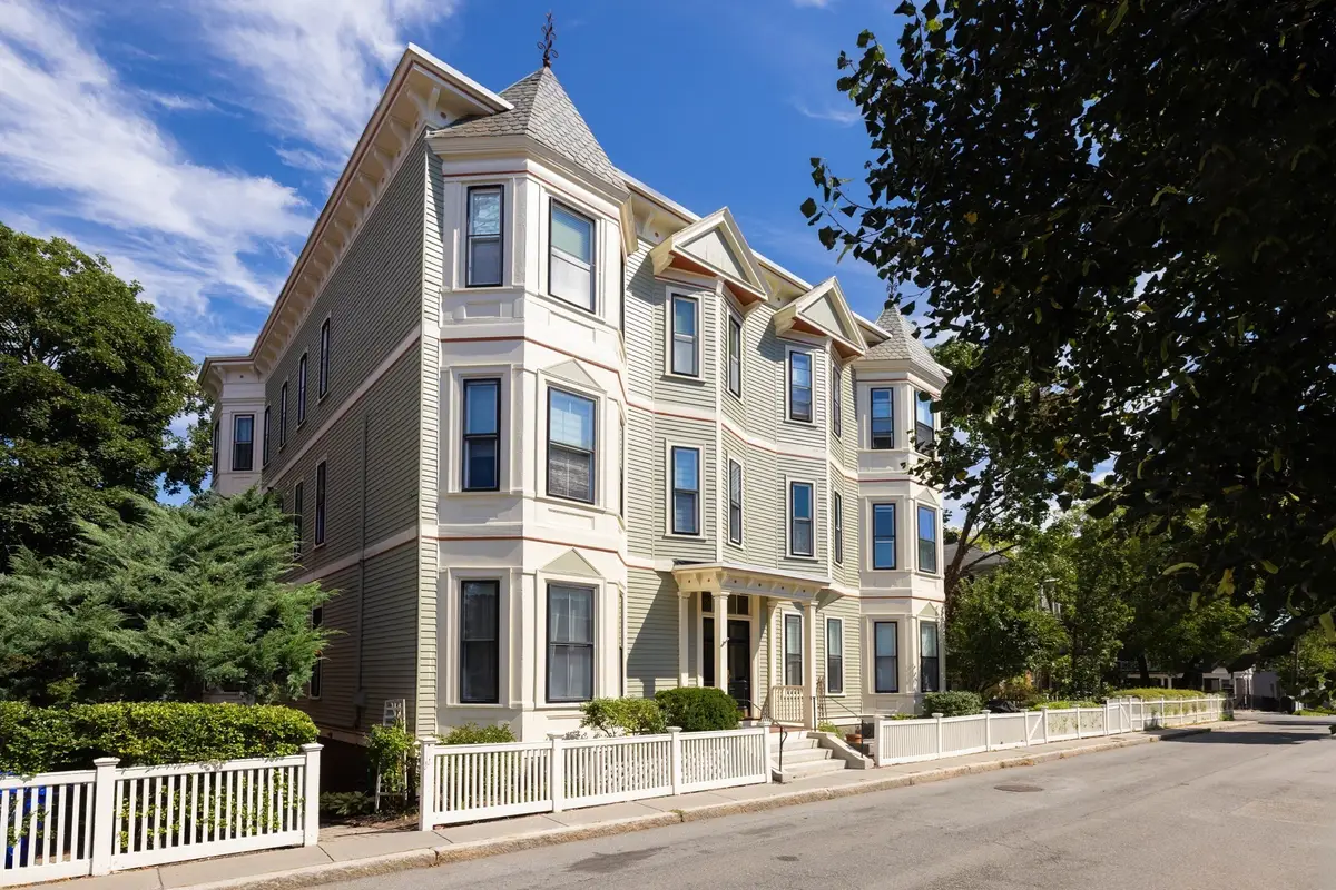 38 Linden St #4, Brookline, MA 02445 - #1