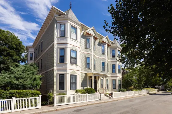 38 Linden St #4, Brookline, MA 02445