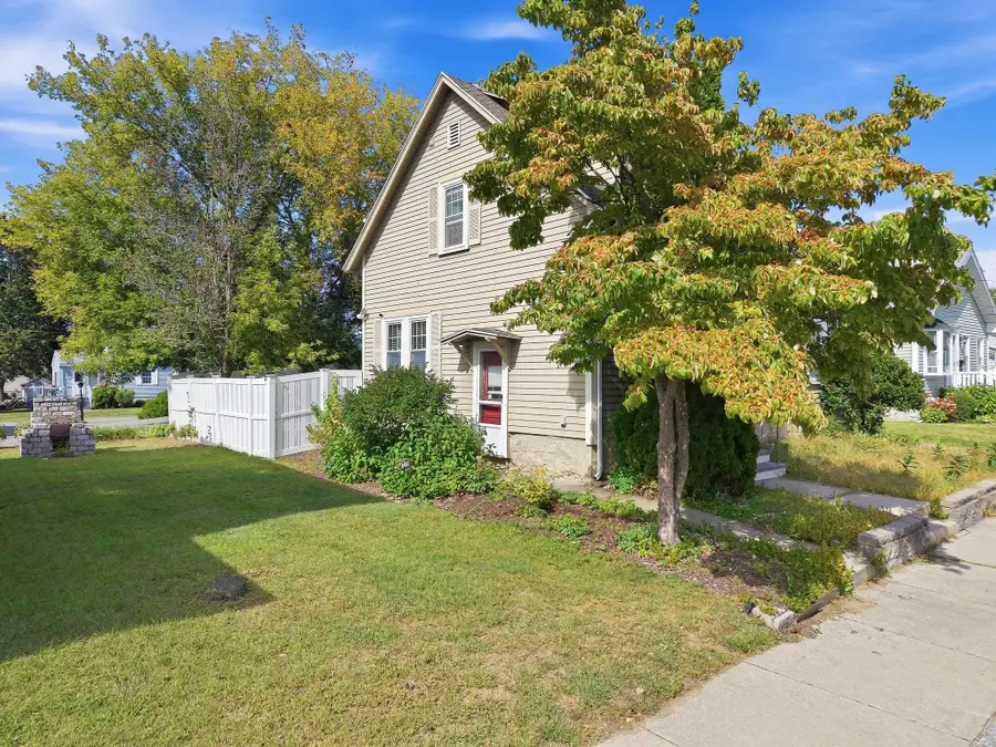 125 Upham St, Lowell, MA 01851 - #3