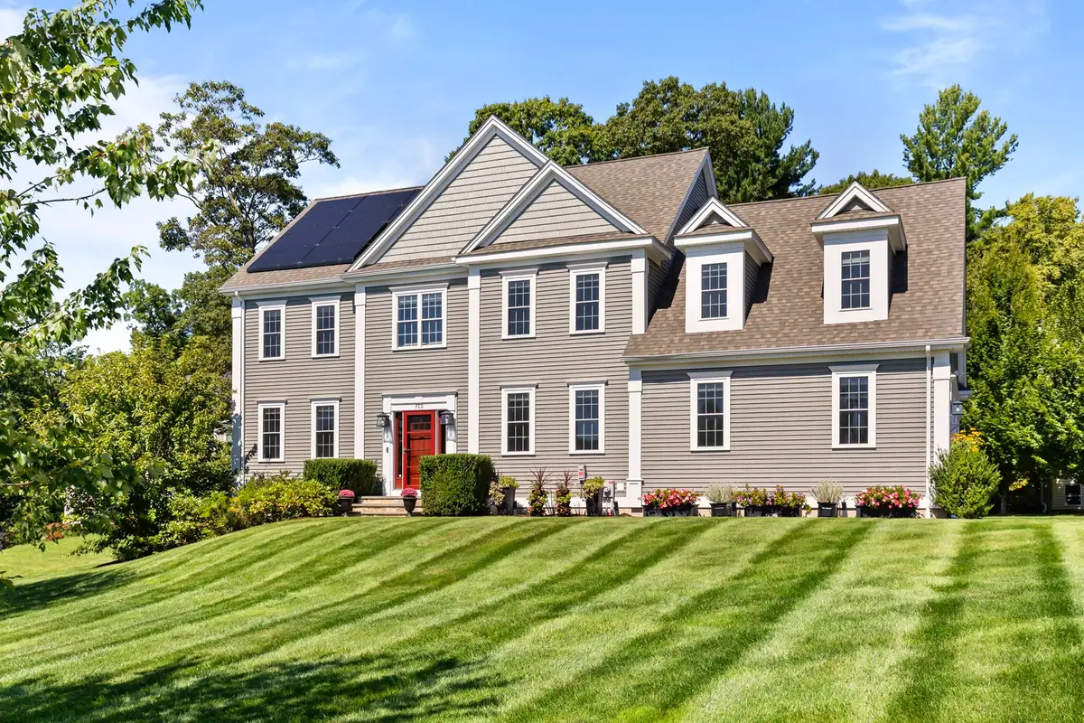 560 Shining Rock Dr, Northbridge, MA 01534 - #1