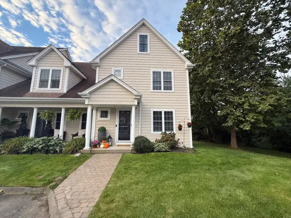 700 Lees River Ave #12, Somerset, MA 02725