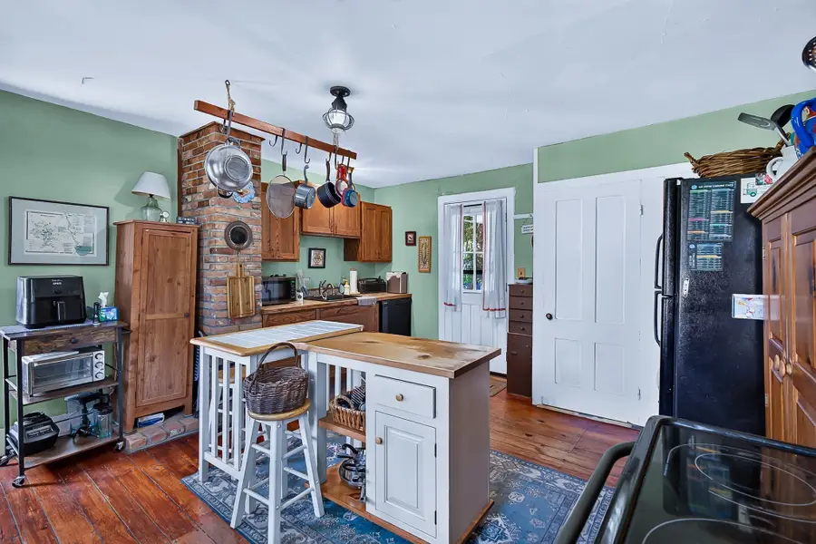 260 Pleasant St, Barre, MA 01005 - #3