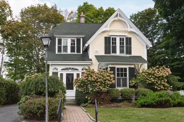 16 Abbott Street, Wellesley, MA 02482