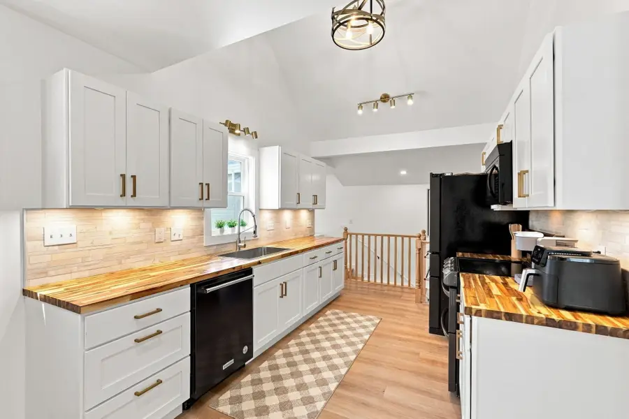 204 River Dr, Hadley, MA 01035 - #3