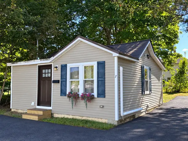 7 Myers St, Uxbridge, MA 01569