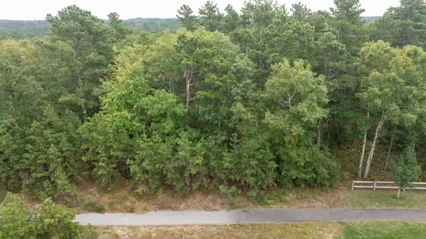 49 Seabiscuit Dr, Plymouth, MA 02360