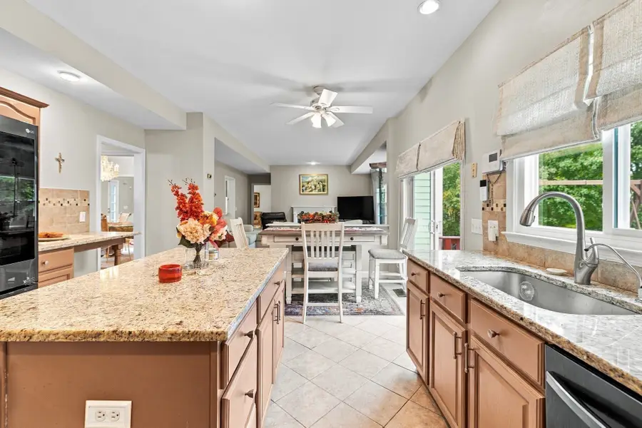 12 Lancelot Road, Shrewsbury, MA 01545 - #3