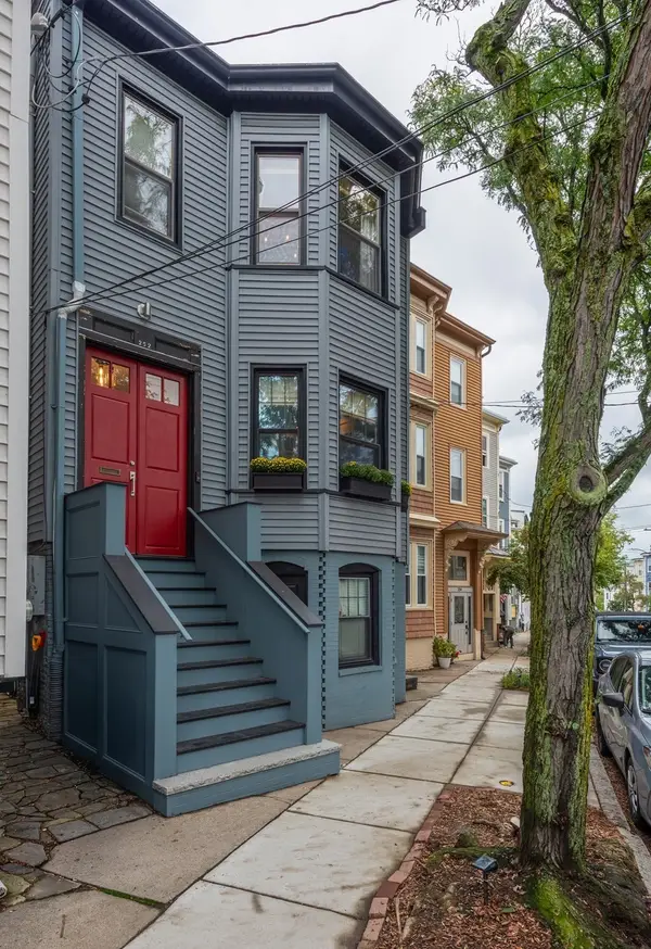252 Webster St #1, Boston, MA 02128