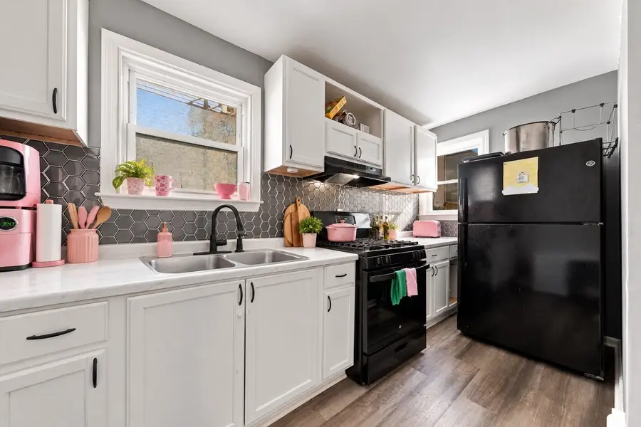 97 Canonicus St, Fall River, MA 02723 - #3