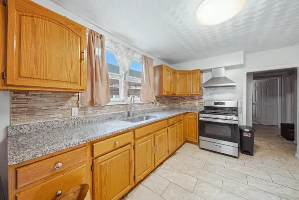 8 Cady St, Lowell, MA 01852