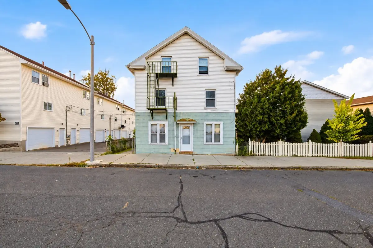 77 Walnut St, Holyoke, MA 01040 - #1