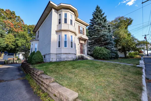 86 Stevens St #B, Lowell, MA 01851