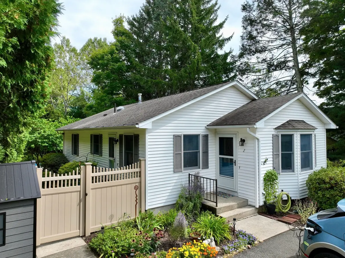 2 Grandview Ln, Easthampton, MA 01027 - #1