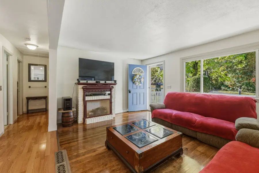 91 Batchelor St, Granby, MA 01033 - #3