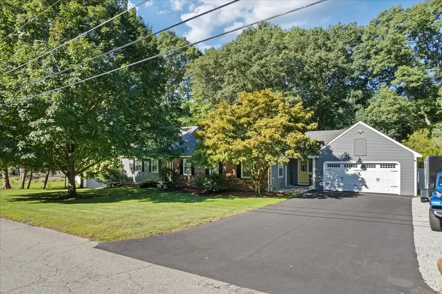 101 Newell Dr, Cumberland, RI 02864 - #3