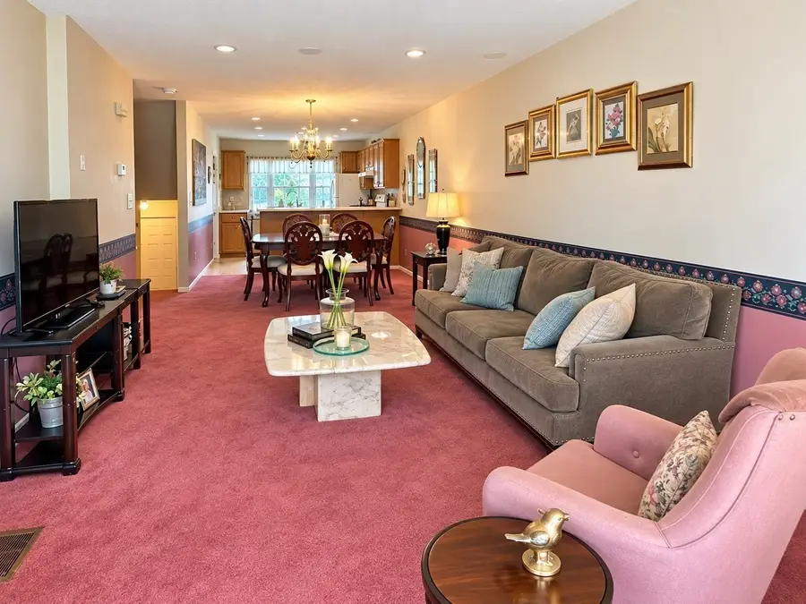 8 Castlegate Dr #8, Springfield, MA 01129 - #3