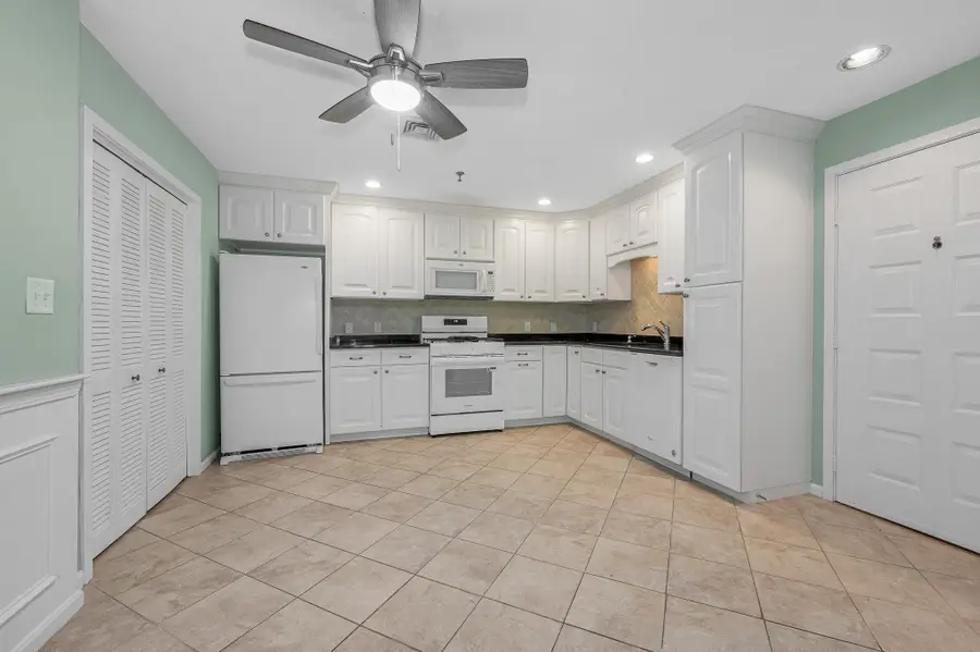 21 Dallas Dr #202, Dracut, MA 01826 - #3