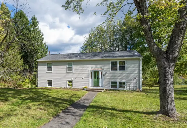 8 Coach Ln, Amherst, MA 01002