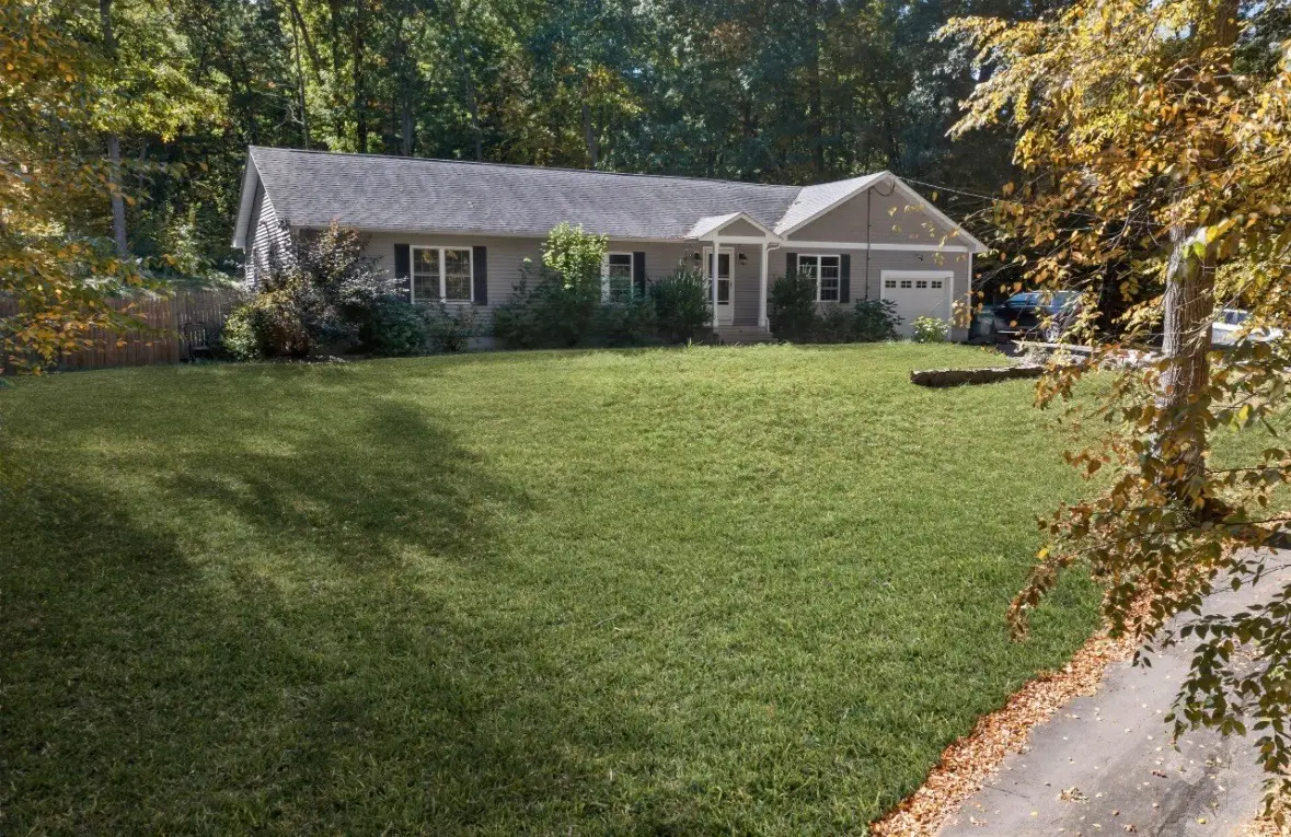 100 Sprague St, Northbridge, MA 01534 - #1