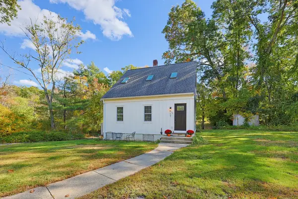 15 W Cedar Rd, Norfolk, MA 02056