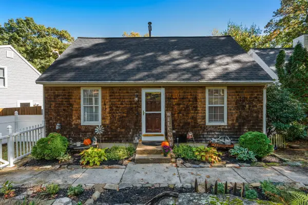 4 Williamsburg Dr, Uxbridge, MA 01569