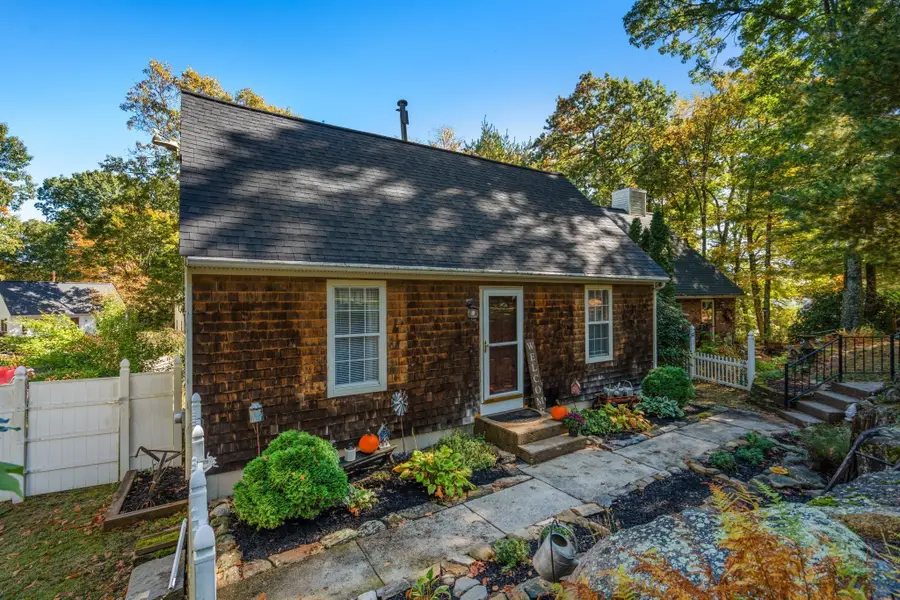 4 Williamsburg Dr, Uxbridge, MA 01569 - #3
