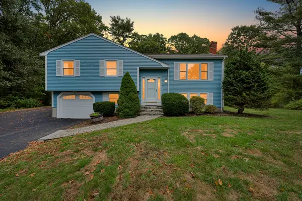 7 Garrison Dr, Plainville, MA 02762