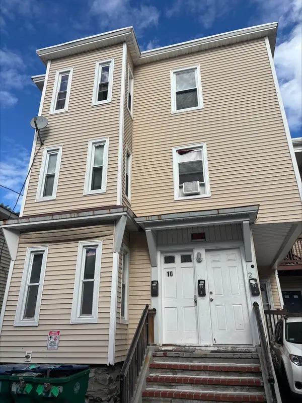 10 Rockdale Ave, Lowell, MA 01854