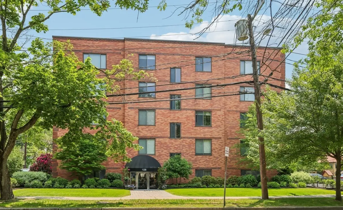 128 Pleasant St #303, Arlington, MA 02476 - #1