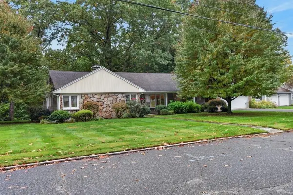 25 Ridgeway Circle, Springfield, MA 01118