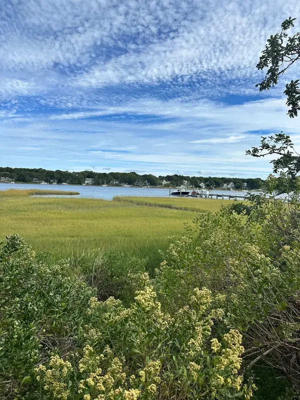 262 Monomoscoy Rd, Mashpee, MA 02649