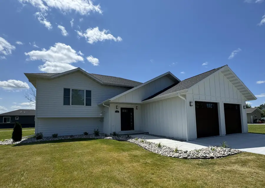 516 Washington Street Se, Warroad, MN 56763 - #2
