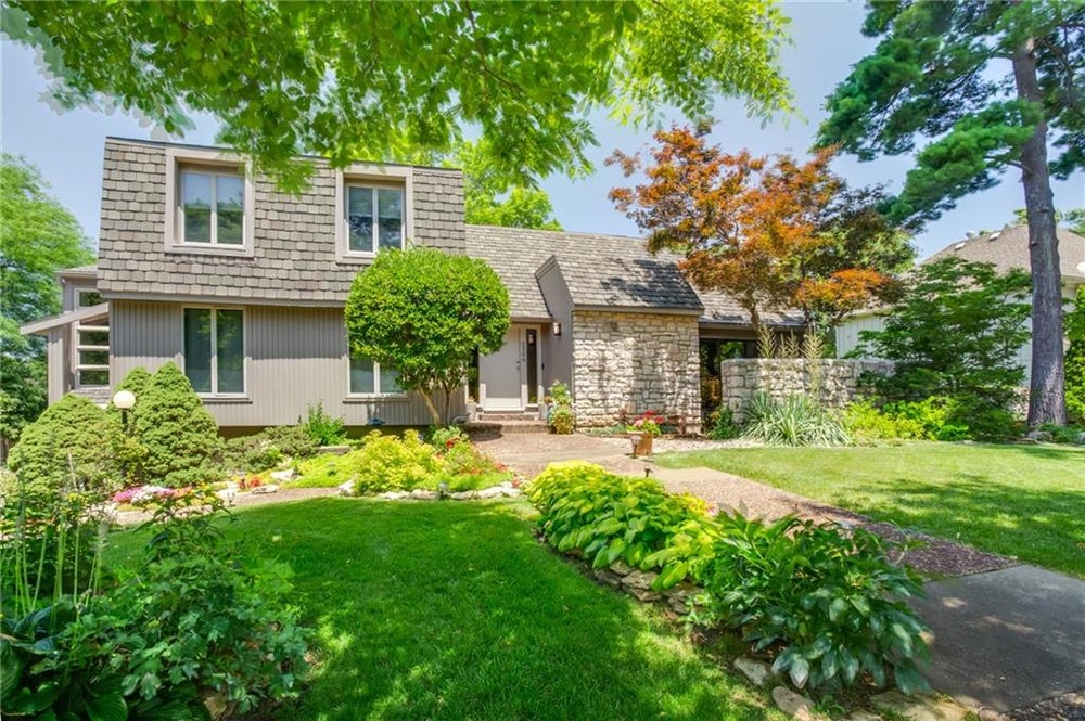 2506 W 71 Terrace, Prairie Village, KS 66208 BHGRE