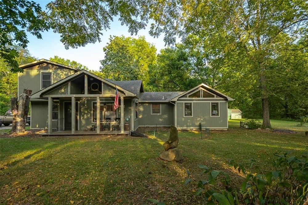 204 11th Street, Baldwin City, KS 66006 BHGRE