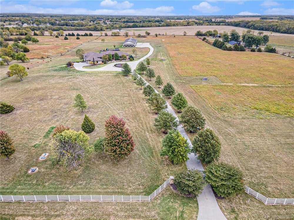 11715 S Homestead Lane, Olathe, KS 66061 BHGRE