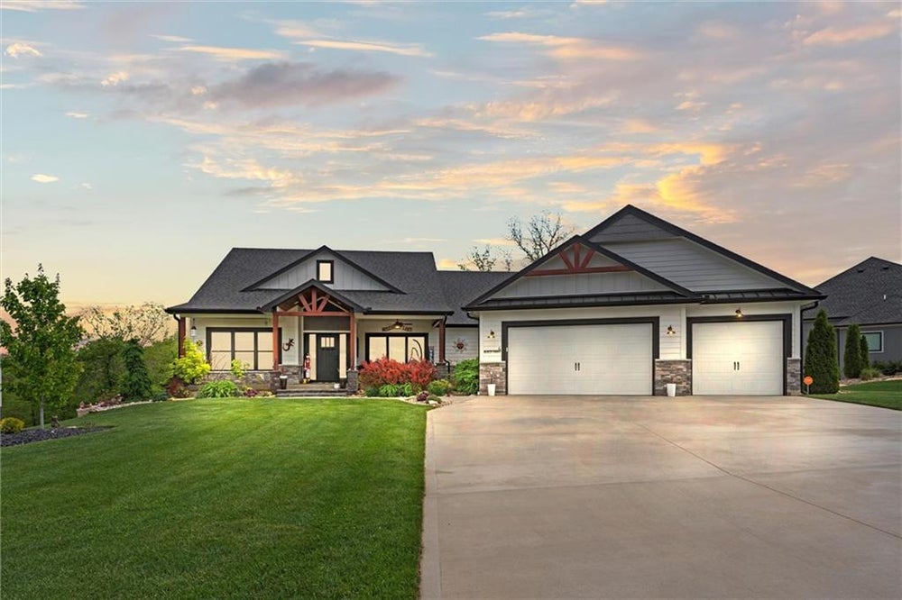 4 Black Hawk Drive, Lake Winnebago, MO 64034 BHGRE