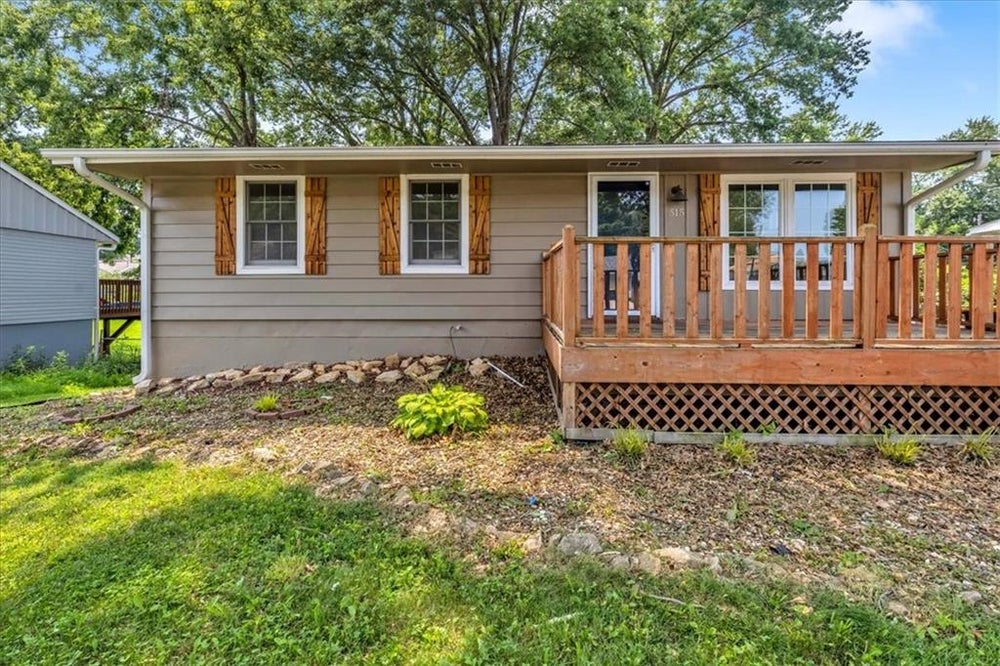 515 Valley Drive, Lansing, KS 66043 BHGRE