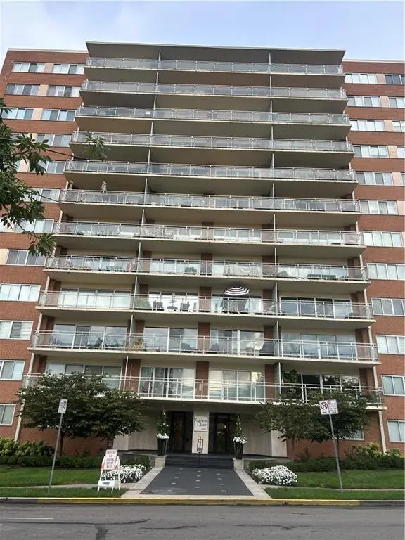 4740 Roanoke Parkway #1104-1105, Kansas City, MO 64112