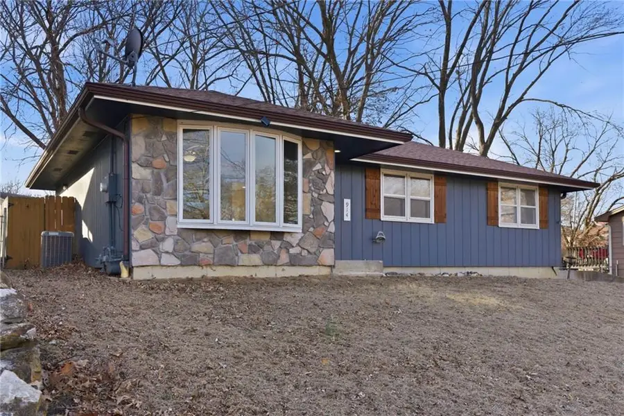 914 Madison Street, Leavenworth, KS 66048 - #2