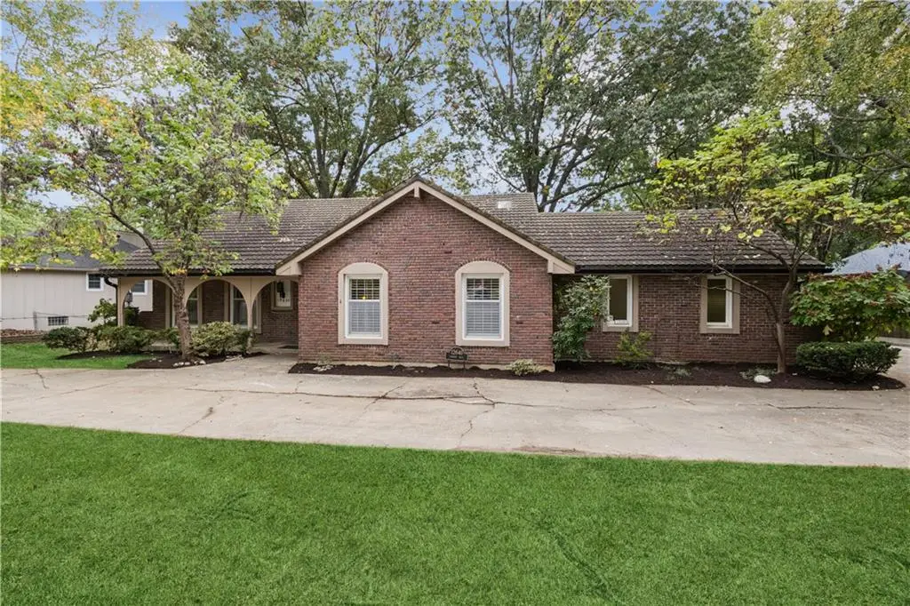 12640 Oakmont Drive, Kansas City, MO 64145 - Image #1