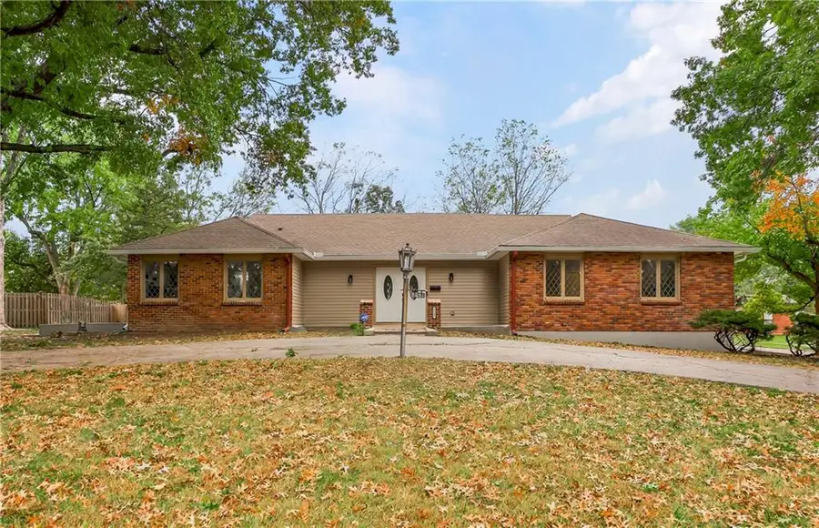 8641 Broadmoor Street, Overland Park, KS 66212 - Image #2
