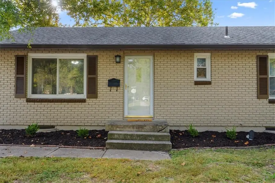 908 S Hunter Drive, Olathe, KS 66061 - Image #2